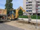 scavo per cordoli pista ciclabile con Caterpillar 428D