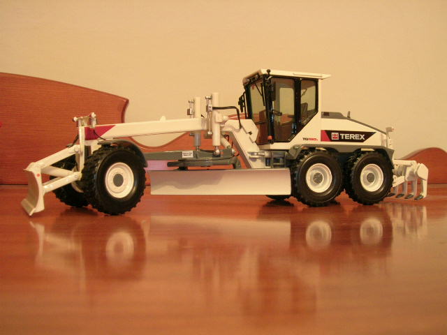 GRADER TEREX