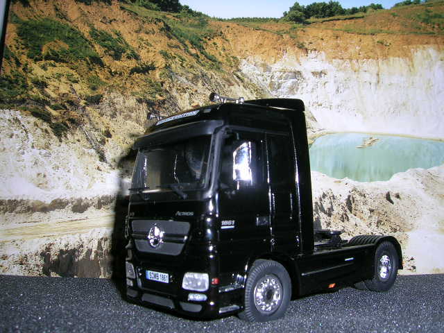 Mercedes Actros Black edition 1861 NZG