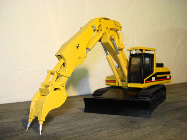 CAT 325B