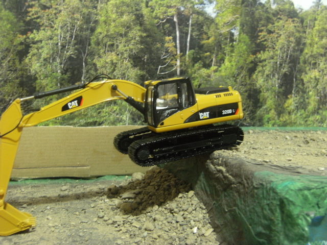 costruzione strada nella foresta