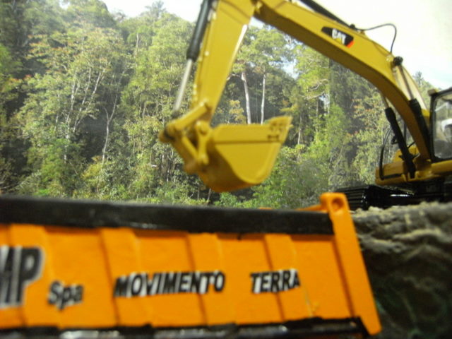 costruzione strada nella foresta