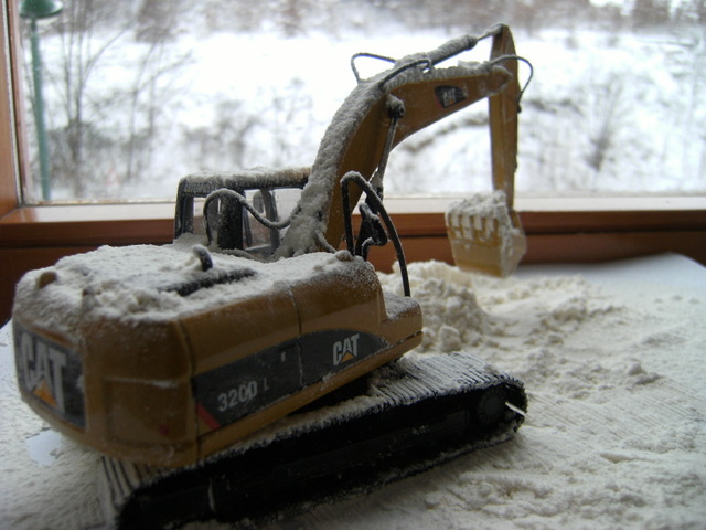 cat 320DL al lavoro sotto la neve