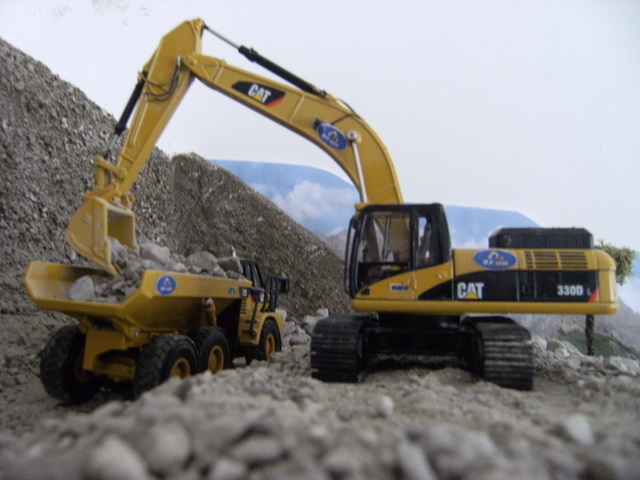lavori in cava con CAT330dl