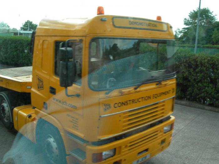 camion trasporto mezzi JCB