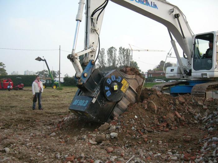 Benna frantumatrice su Komatsu PC230