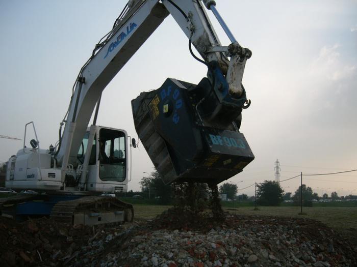 Benna frantumatrice su Komatsu PC230