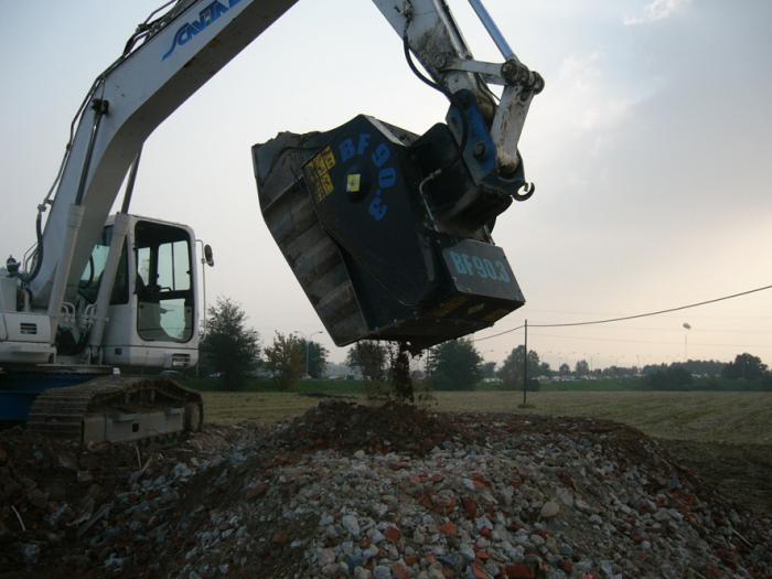 Benna frantumatrice su Komatsu PC230