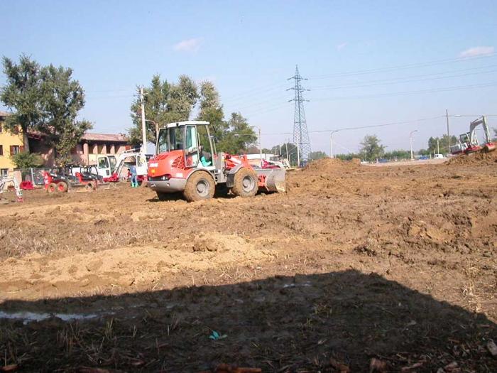 La pala gommata Atlas spiana il terreno del campo prove