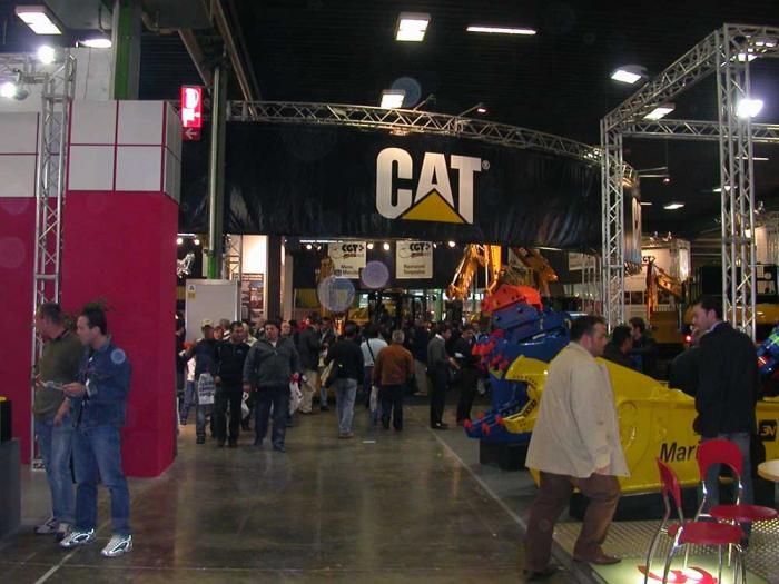 L'affollatissimo Stand della Caterpillar