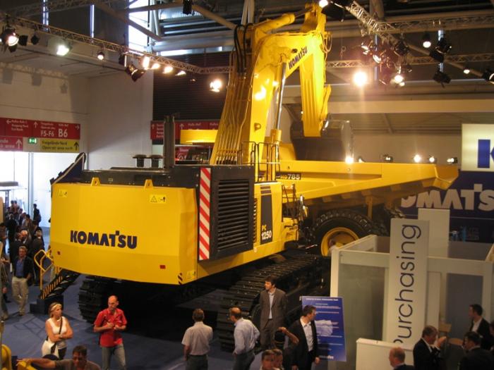 ritratto di famiglia PC1250 e dumper komatsu