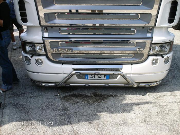 barra in acciaio e mascherina cromata