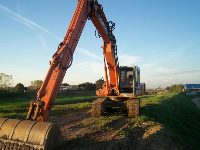 fiat hitachi fh200e.3 per pulizia fossi