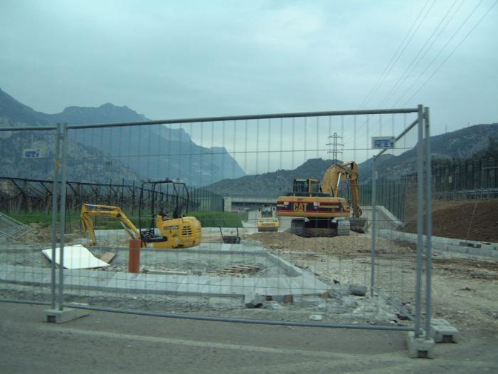 cat e komatsu
