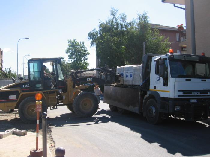 parcheggio Via S.Carlo Muggiò:scarico bancali con Caterpillar IT14G