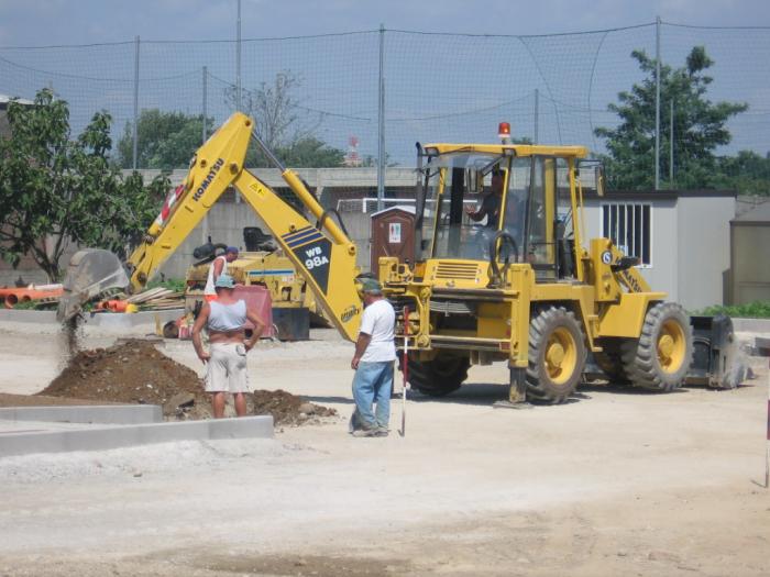 parcheggio Via S.Carlo Muggiò: creazione cordoli con Komatsu WB98A