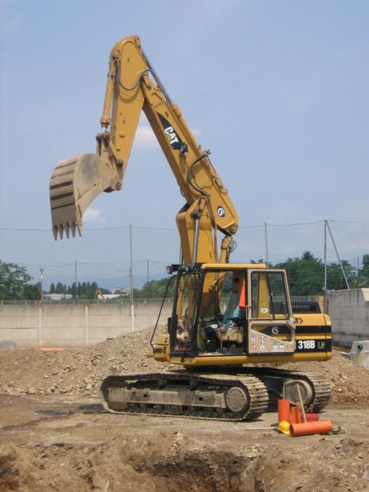 parcheggio Via S.Carlo Muggiò: Caterpillar 318B LNVA