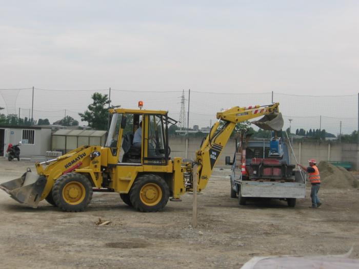 parcheggio Via S.Carlo Muggiò: Komatsu WB98A