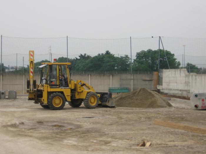 parcheggio Via S.Carlo Muggiò: creazione sottofondo per pavimentazione con Komatsu WB98A