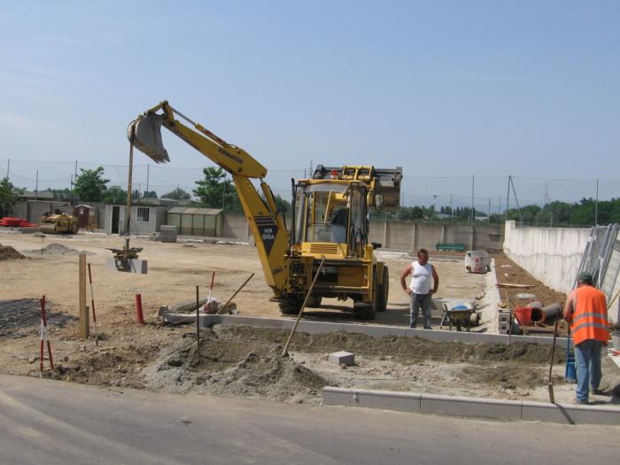 parcheggio Via S.Carlo Muggiò: creazione cordoli con Komatsu WB98A