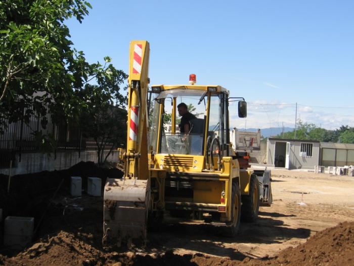 parcheggio Via S.Carlo Muggiò: scavo con Komatsu WB98A