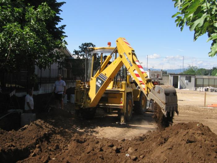 parcheggio Via S.Carlo Muggiò: scavo con Komatsu WB98A