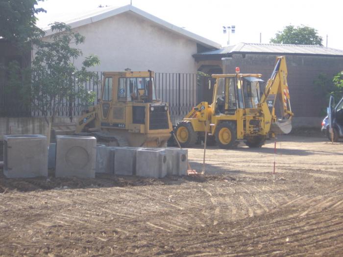 parcheggio Via S.Carlo Muggiò: Caterpillar 943 e Komatsu WB98A