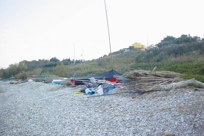 Abbattimento Magazzini abusivi dei Pescatori con Miniescavatori