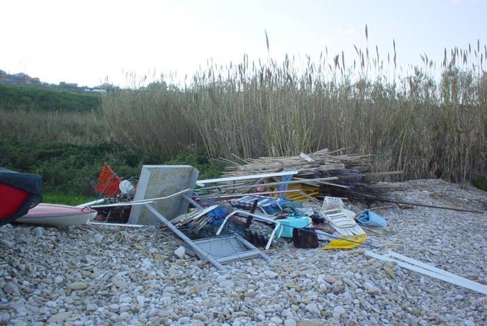 Abbattimento Magazzini abusivi dei Pescatori con Miniescavatori