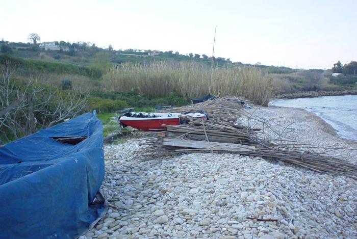 Abbattimento Magazzini abusivi dei Pescatori con Miniescavatori