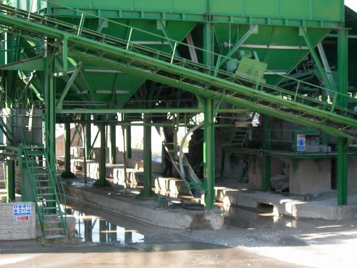 La parte inferiore dei silos di contenimento degli inerti,dove si scarica sui camion