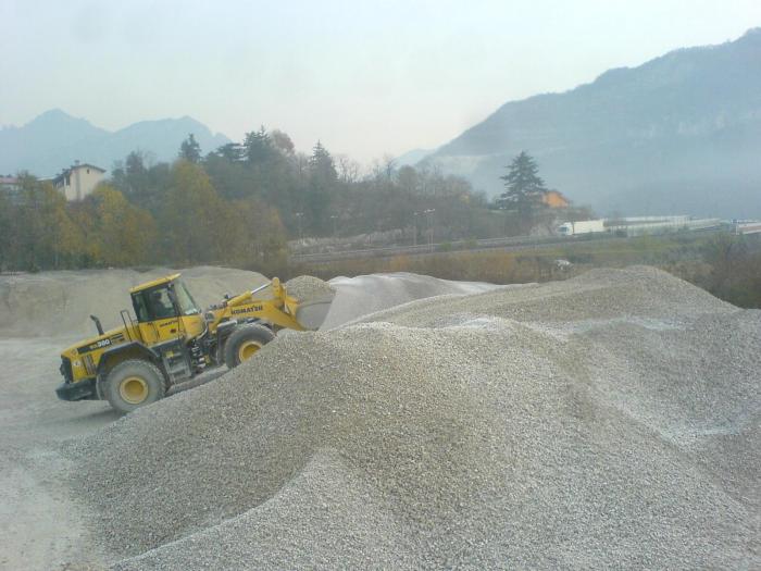 Komatsu 380 al lavoro con spaccato calcareo 30/60