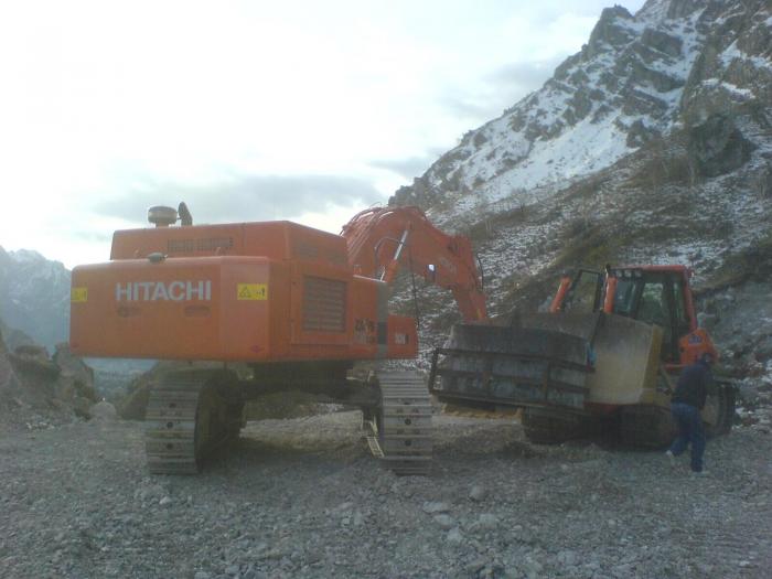 FK D180 e Hitachi ZX 520