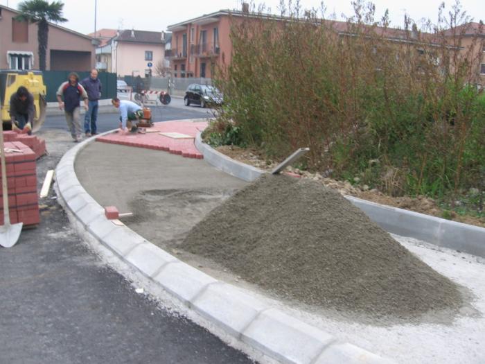 pavimentazione marciapiede rotonda via Montegrappa