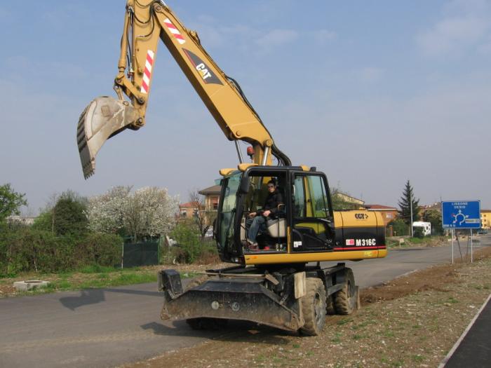 escavatorista d'eccezione per il Caterpillar M316C....