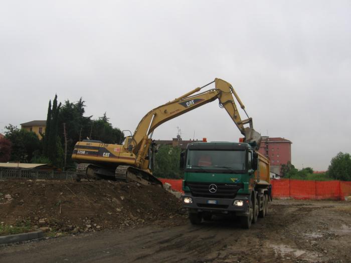 Caterpillar 325B LN e Mercedes-Benz 4144