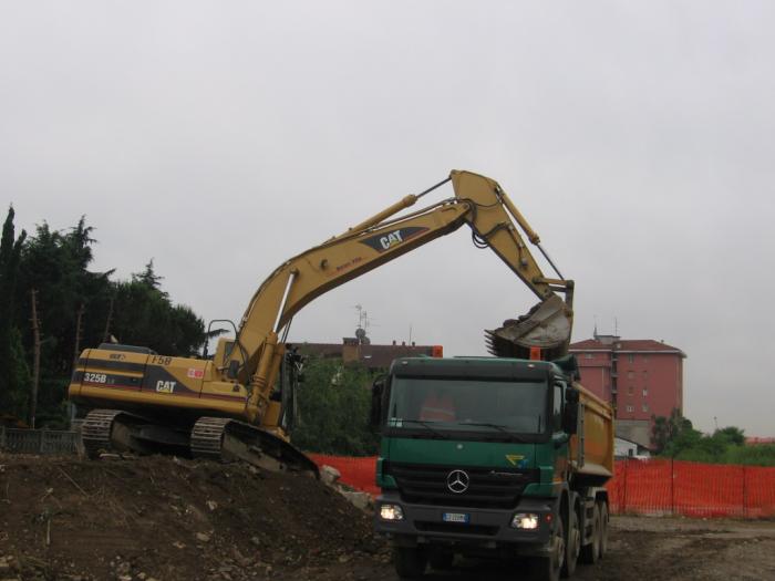 Caterpillar 325B LN e Mercedes-Benz 4144