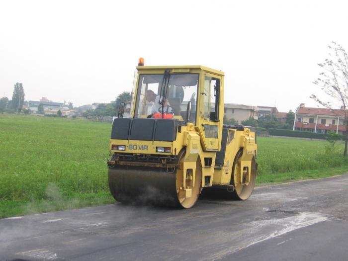 asfaltatura Via Venezia:rullo Bomag