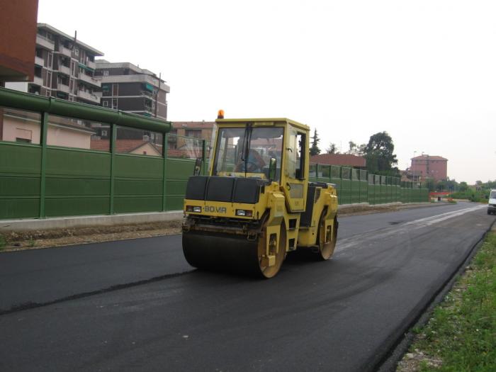 asfaltatura tratti Via Montegrappa-Via Italia: rullo Bomag