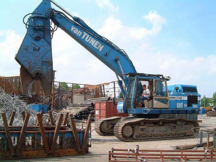 Caterpillar 350L con pinza frantumatrice