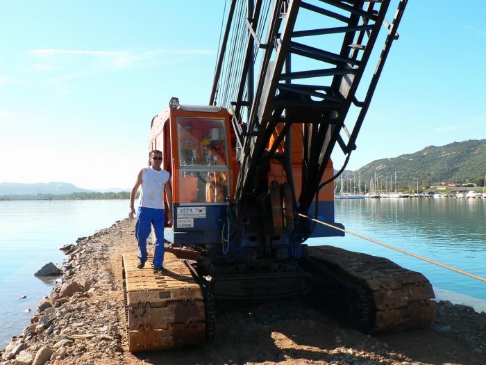 Luca Pili sul cingolo del Ruston-Bucyrus 400-SC che manovra