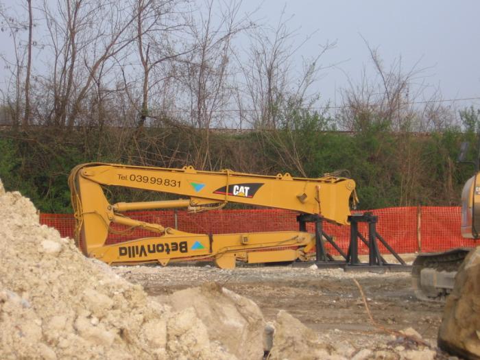 demolizione Garbagnate Monastero BetonVilla: braccio HRD Caterpillar 330C