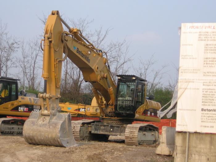 demolizione Garbagnate Monastero BetonVilla:Caterpillar 330C