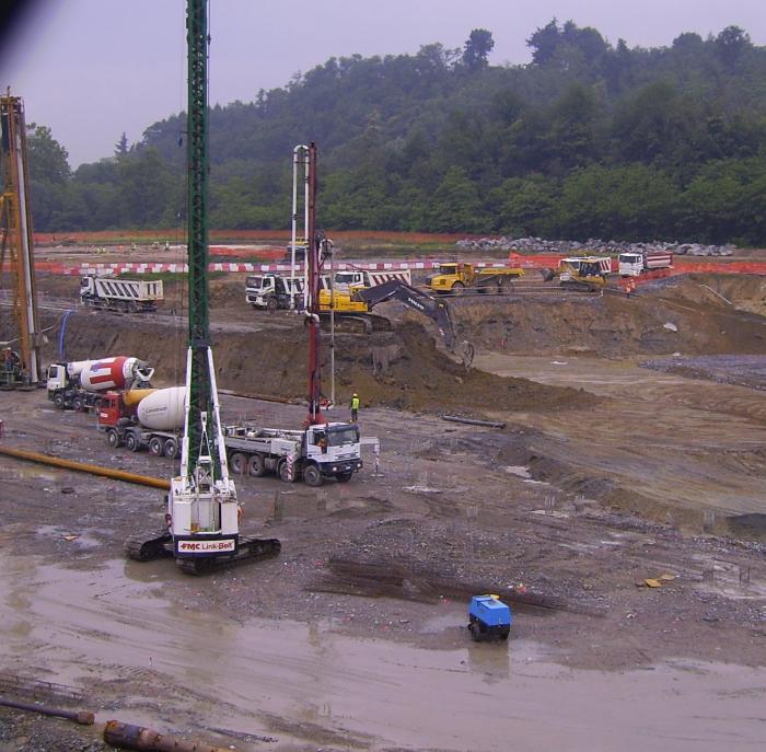 la lunga fila a caricare