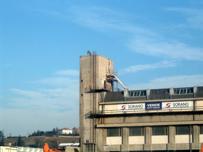 e dalla torre sbucò un martellone.....