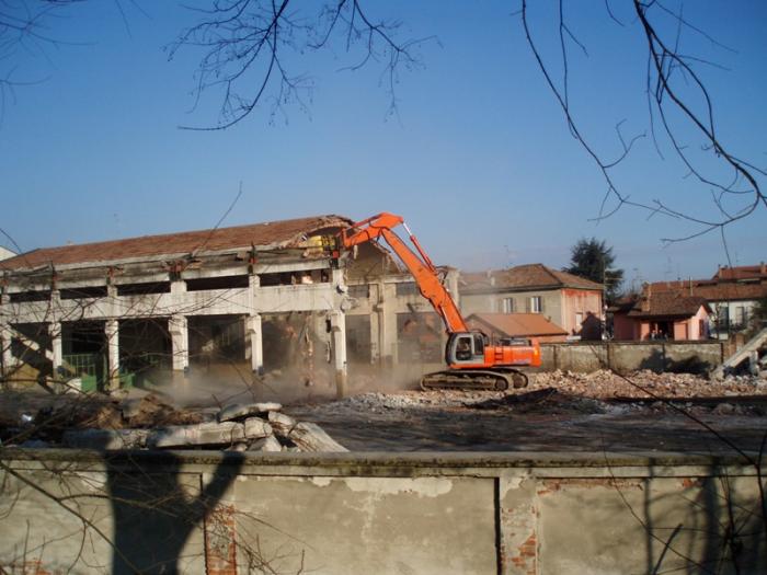 DEMOLIZIONE IN CORSO