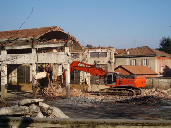 DEMOLIZIONE IN CORSO