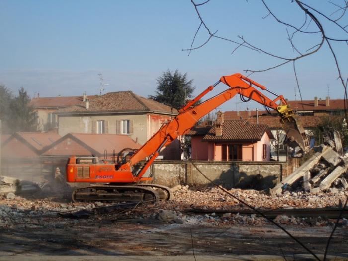 DEMOLIZIONE IN CORSO