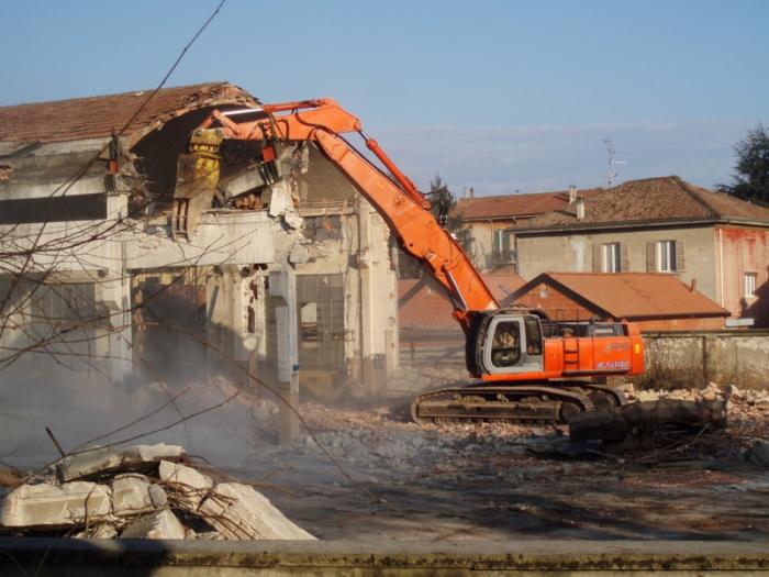 DEMOLIZIONE IN CORSO