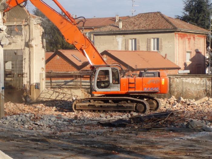 DEMOLIZIONE IN CORSO